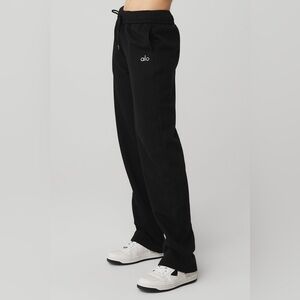 ALO YOGA BLACK ACCOLADE STRAIGHT LEG SWEATPANT